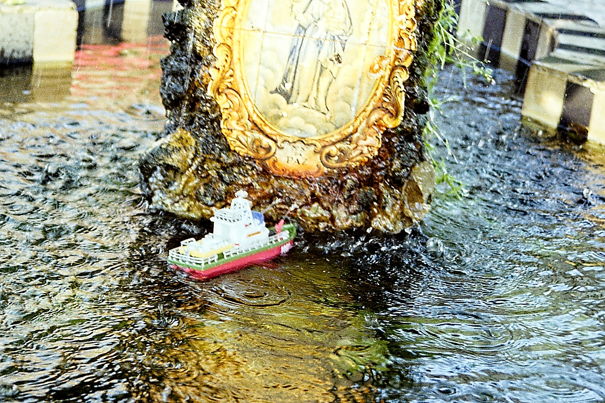 049 Christophes boat in the fountain