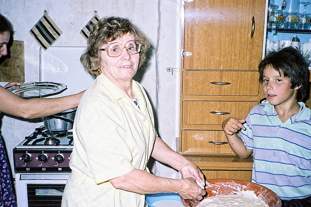069 Mae making farturas