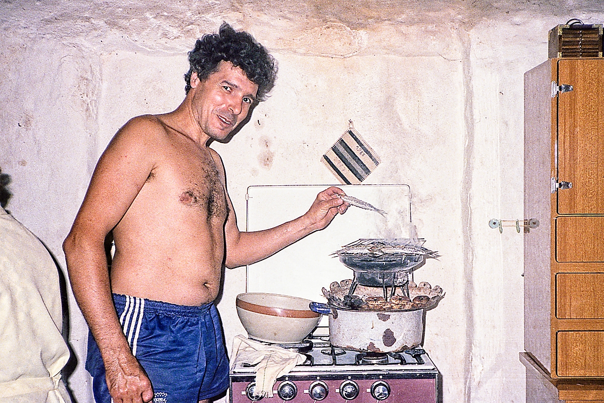 075 Valerio grills the sardines