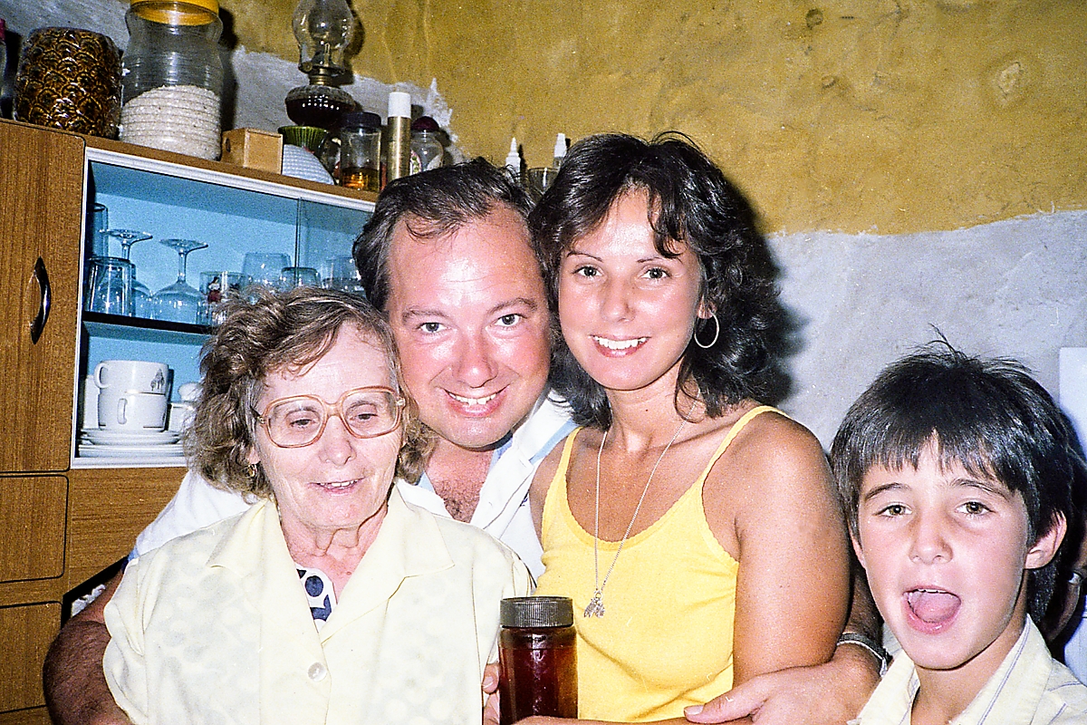 083 Fred with Linda Alex and Mae