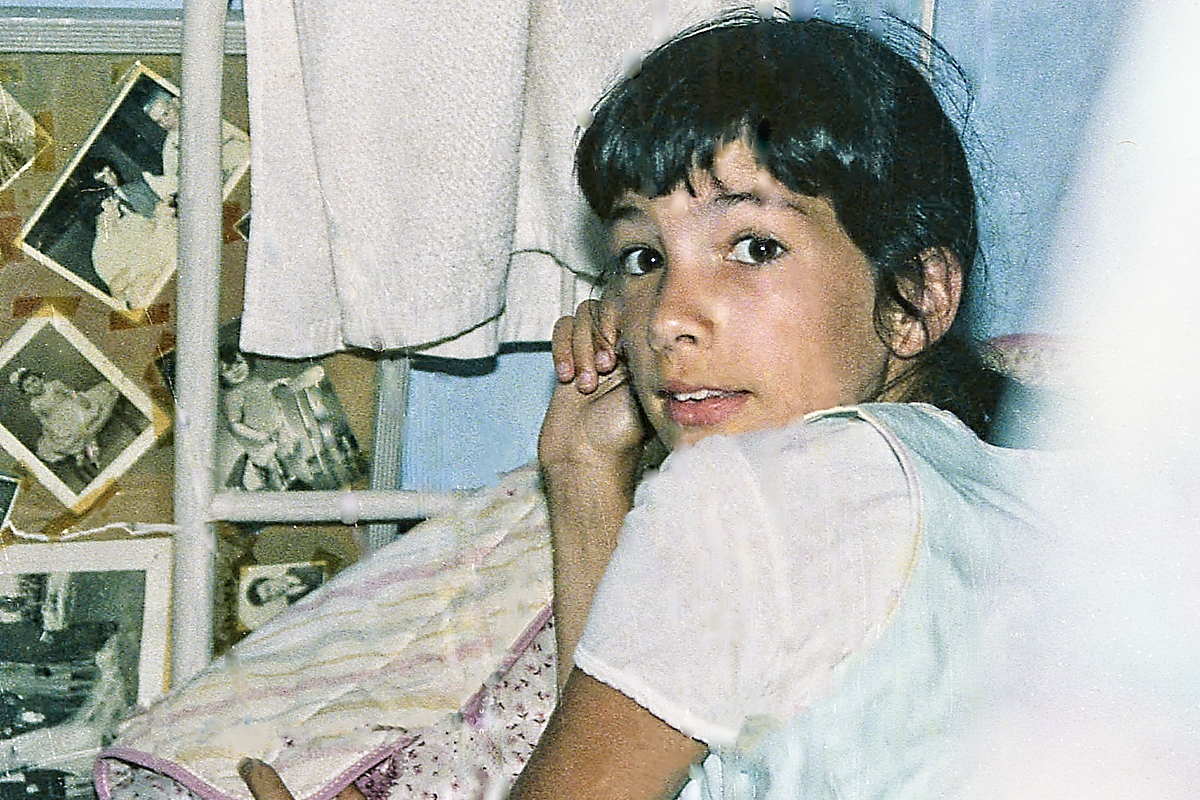 098 Claire at the old Aunts house
