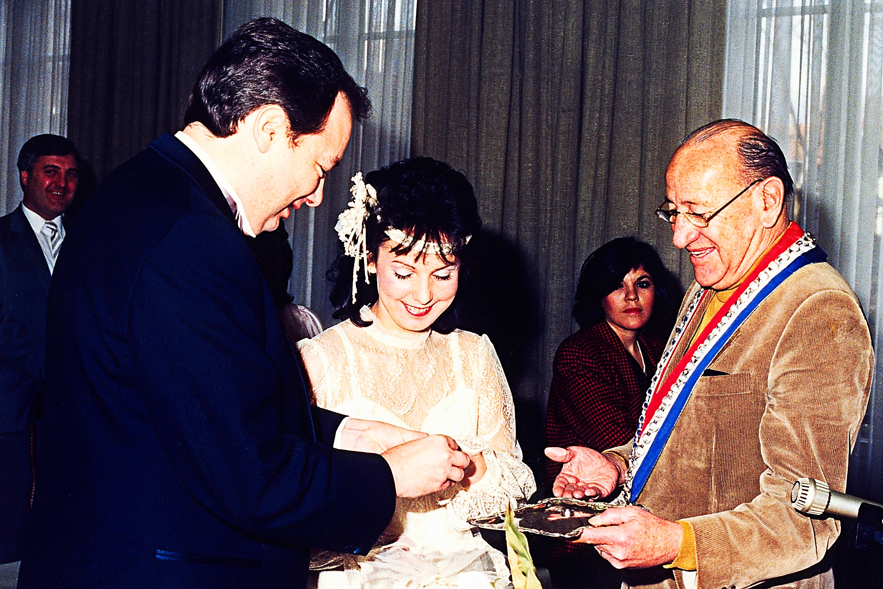 06 Fred puts the ring on Lindas finger