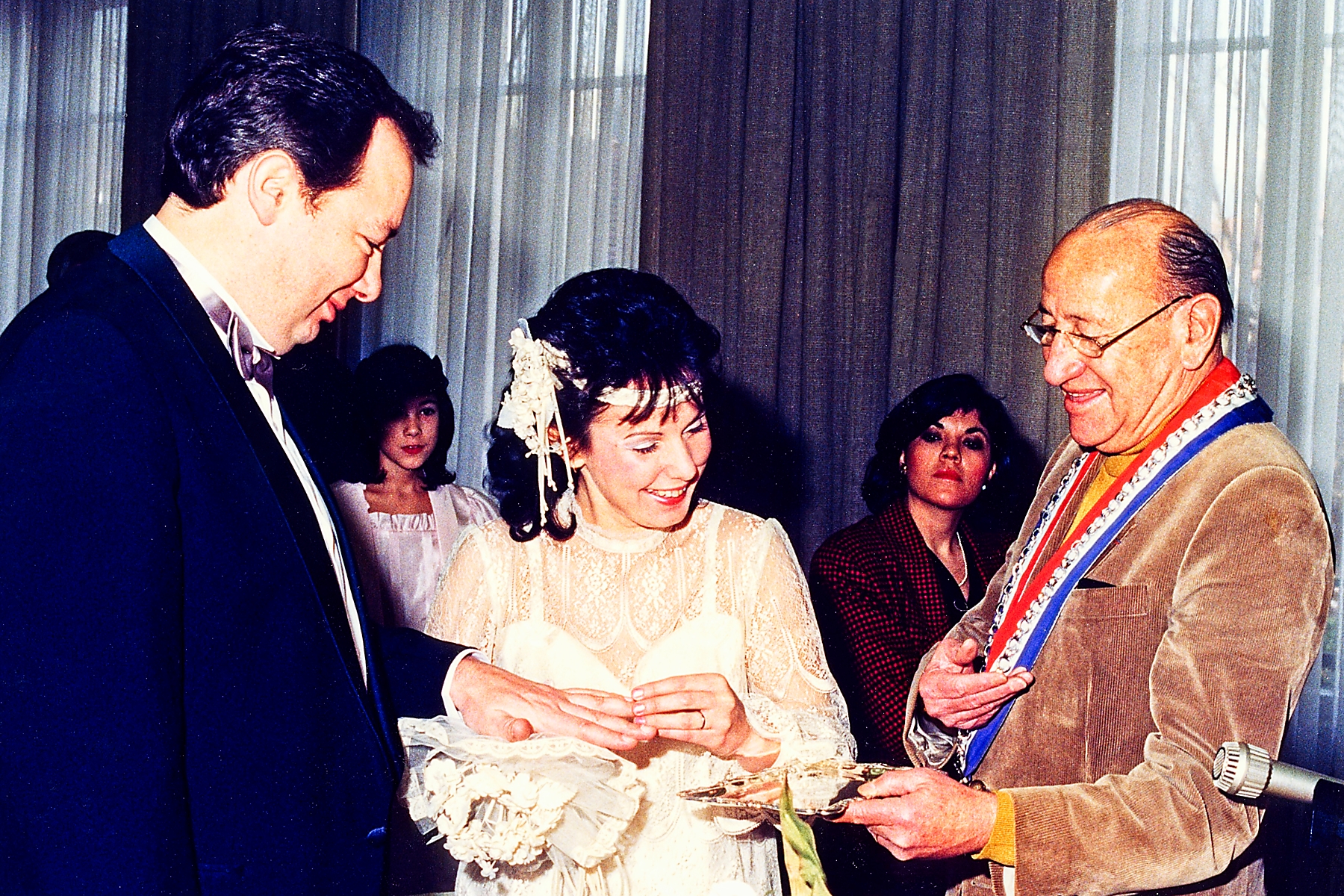 07 Linda puts the ring on Freds Finger