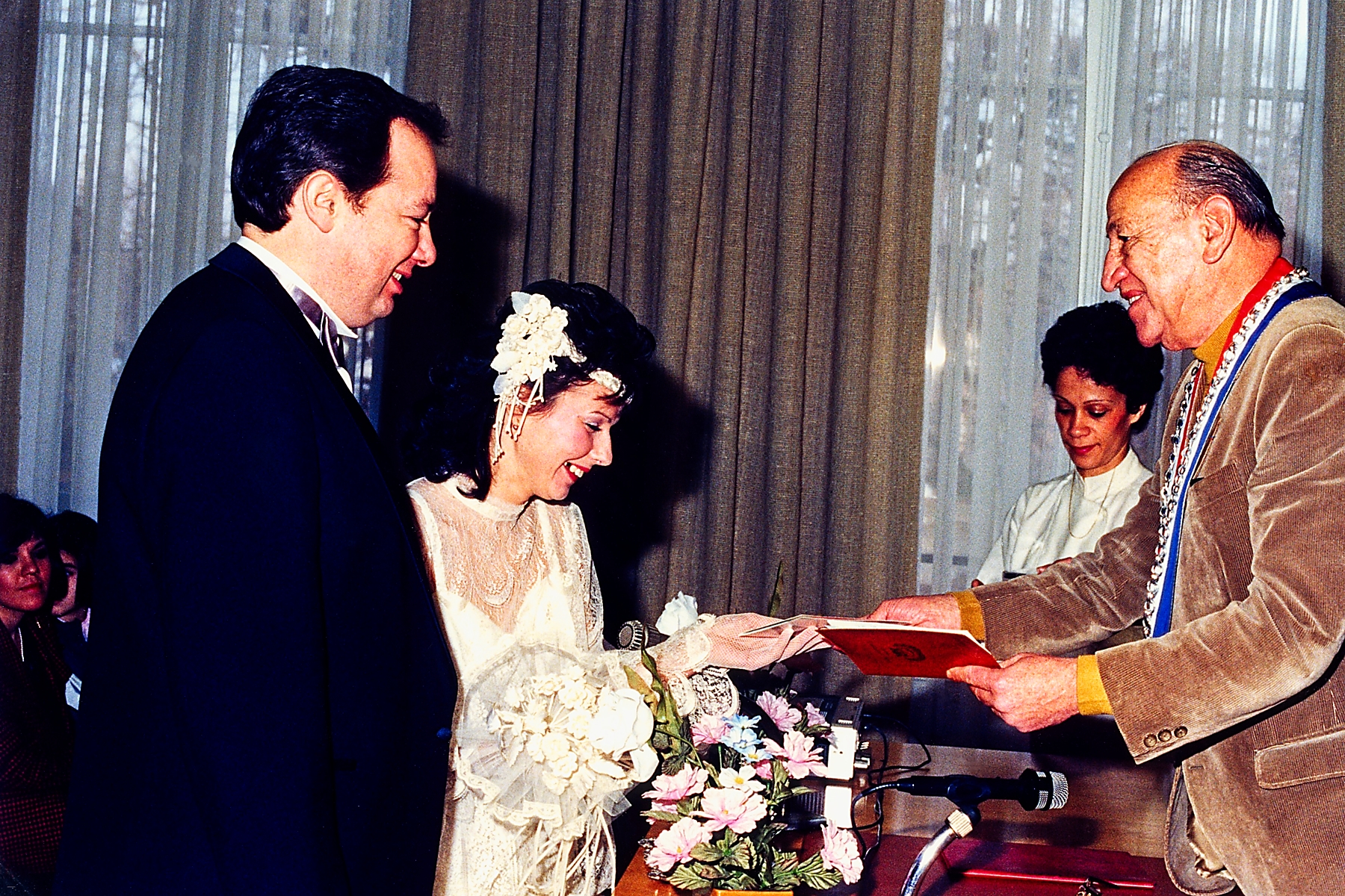 13 The mayor presents Linda with the papers